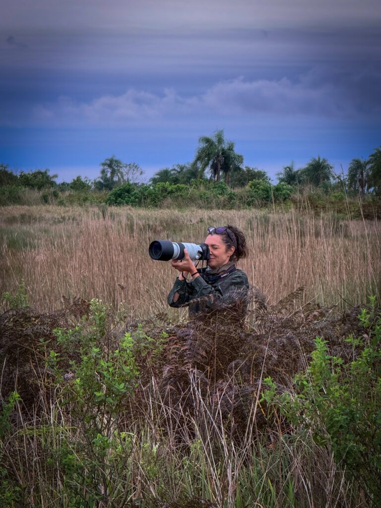 Aluna fotografando aves em área de várzea no Vale das Águas, Mato Grosso do Sul
