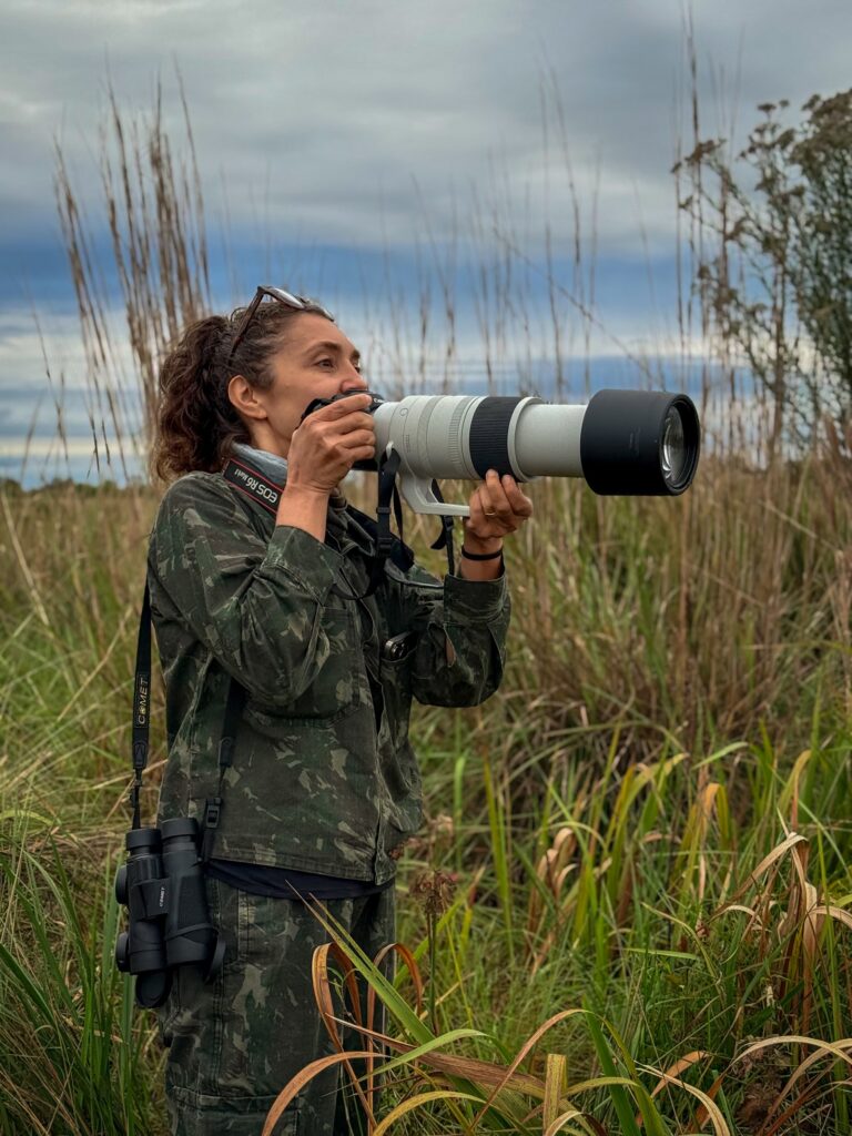 Participante do curso de observação de aves com câmera fotográfica no Parque Estadual das Várzeas do Rio Ivinhema