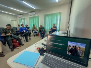 Aula teórica do curso de condutores de observação de aves em sala
