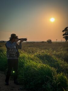 Nascer do sol durante saída de campo de observação de aves no Vale das Águas, MS