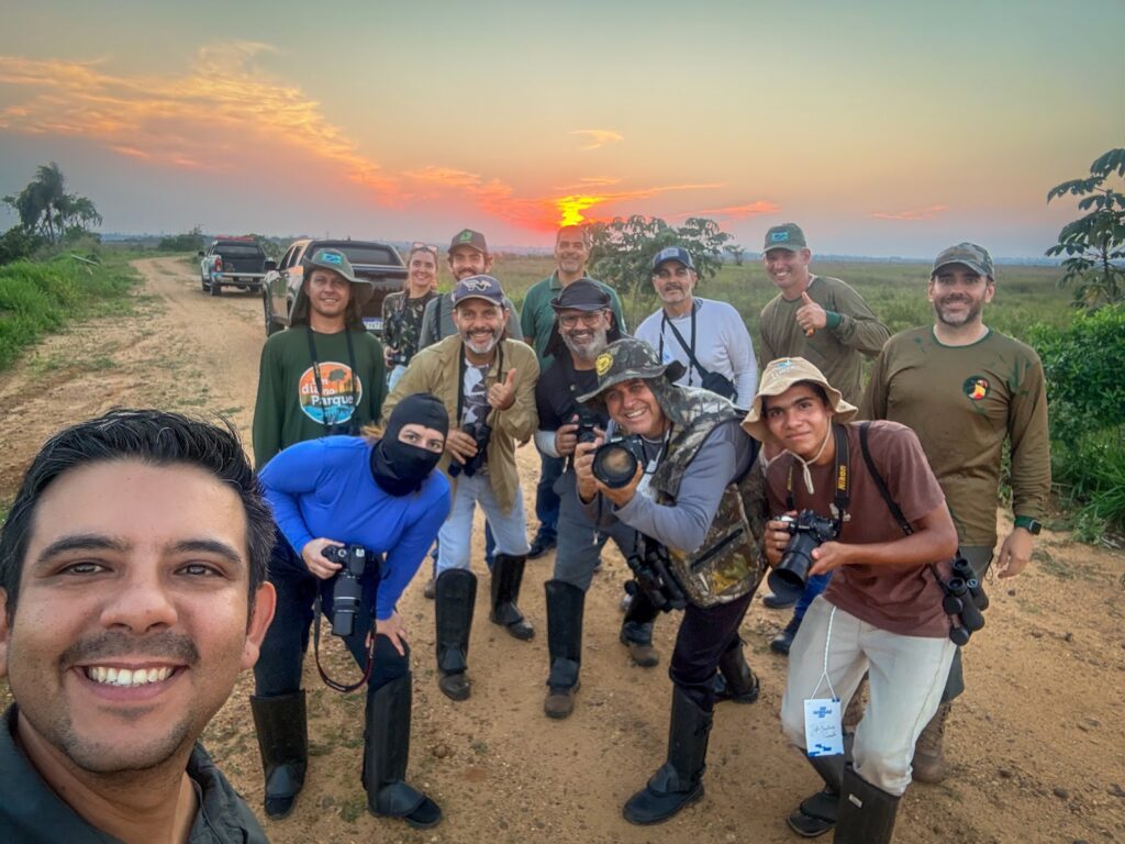 Turma do curso de condutores de observação de aves ao amanhecer no Parque Estadual das Várzeas do Rio Ivinhema