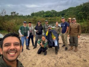 Turma do curso de condutores de observação de aves reunida em estrada de terra no parque