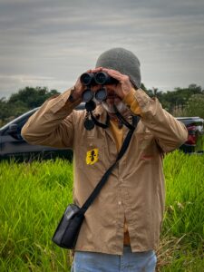 Participante observando aves com binóculo no Parque Estadual das Várzeas do Rio Ivinhema