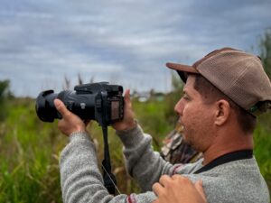 Participantes fotografando aves durante prática de campo