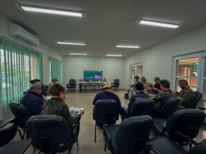 Turma em aula teórica sobre aviturismo, precificação e posicionamento de mercado