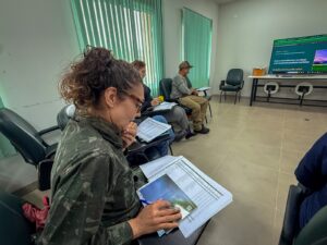 Aluna trabalhando em atividade prática de elaboração de roteiro de aviturismo