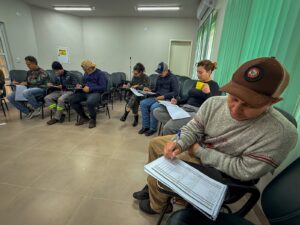 Atividade em grupo na sala de aula do curso de condutores de observação de aves