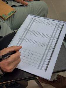 Aluno preenchendo checklist de aves durante o curso